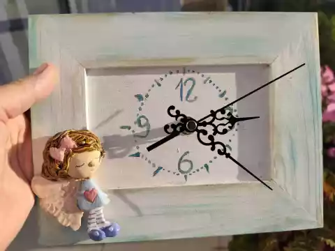 Zegar w drewnianej ramie z ceramicznym aniołem