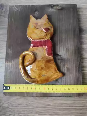 kotek ceramiczny na desce