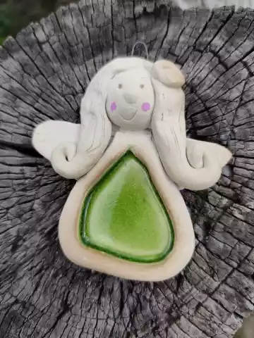 aniołek ceramiczny w kolorowej sukience