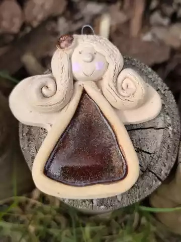 aniołek ceramiczny w kolorowej sukience