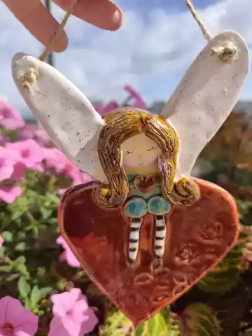 Anioł ceramiczny na sercu