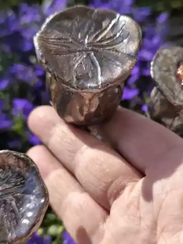 kwiat ceramiczny makówka brązowa