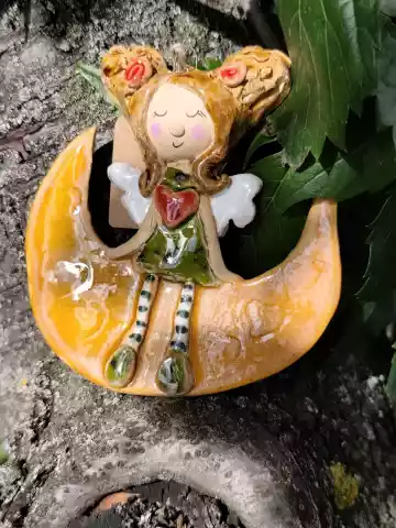 aniołek ceramiczny na księżycu