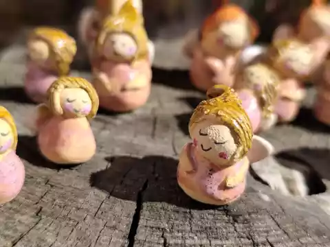 Anioł maleństwo w różowej sukience