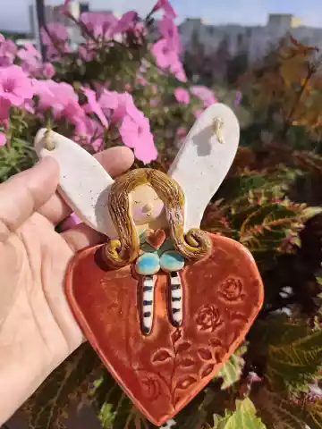 Anioł ceramiczny na sercu