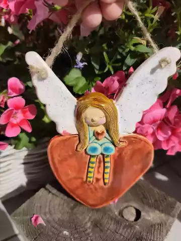 Anioł ceramiczny na sercu