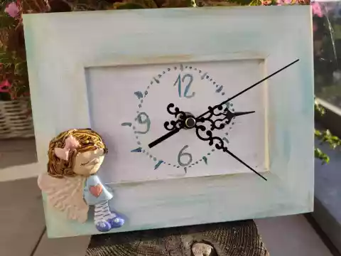 Zegar w drewnianej ramie z ceramicznym aniołem