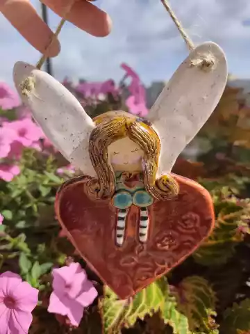 anioł ceramiczny na sercu
