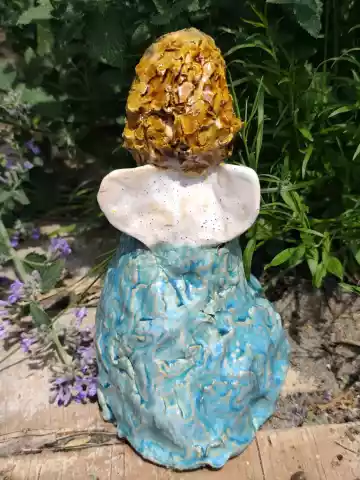 anioł ceramiczny z różami