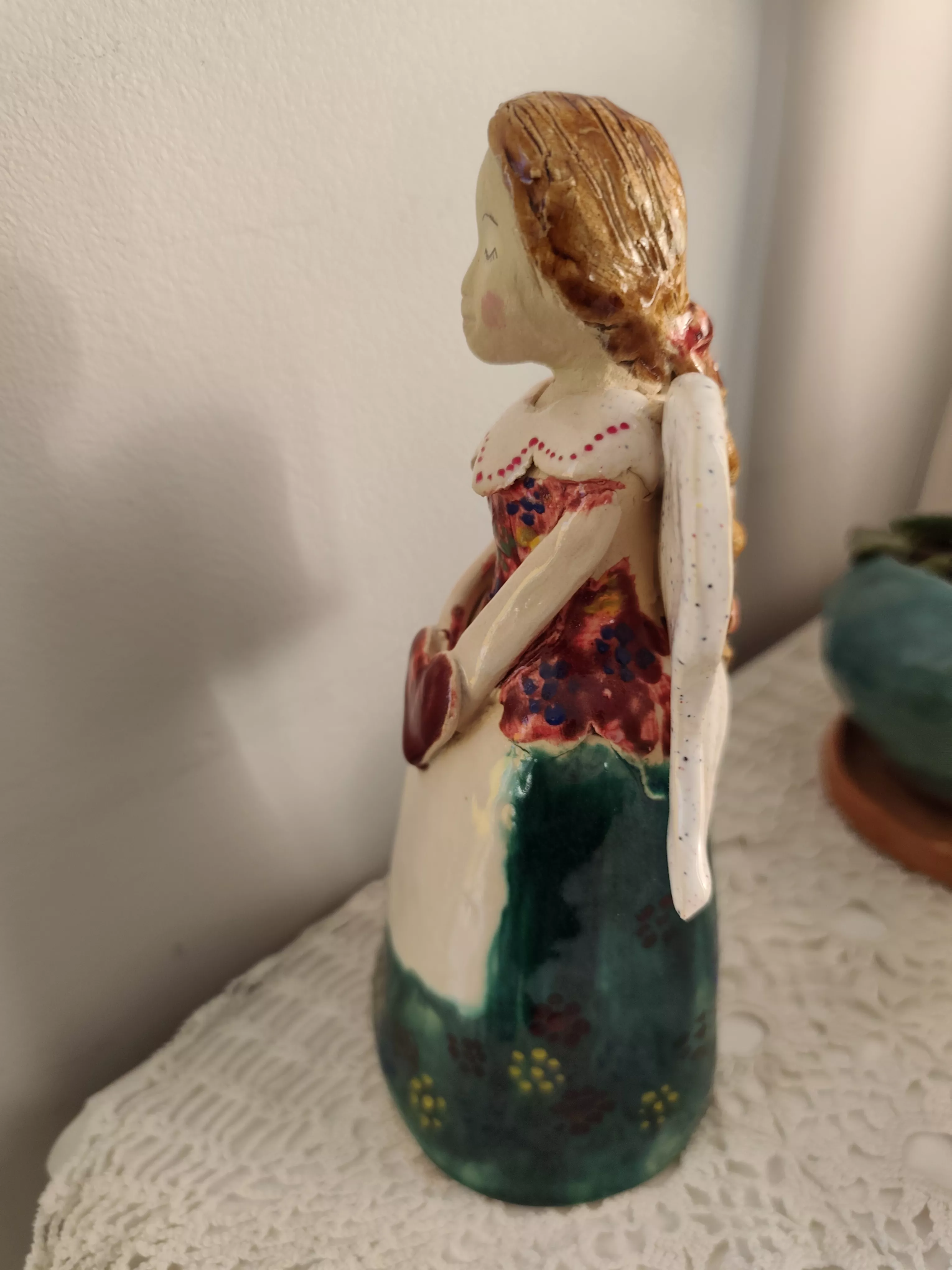 anioł ceramiczny w ludowym stroju