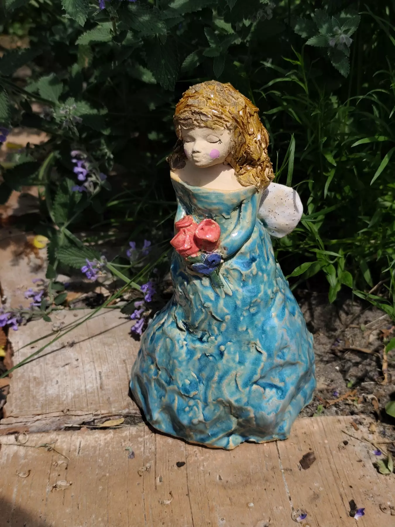 anioł ceramiczny z różami