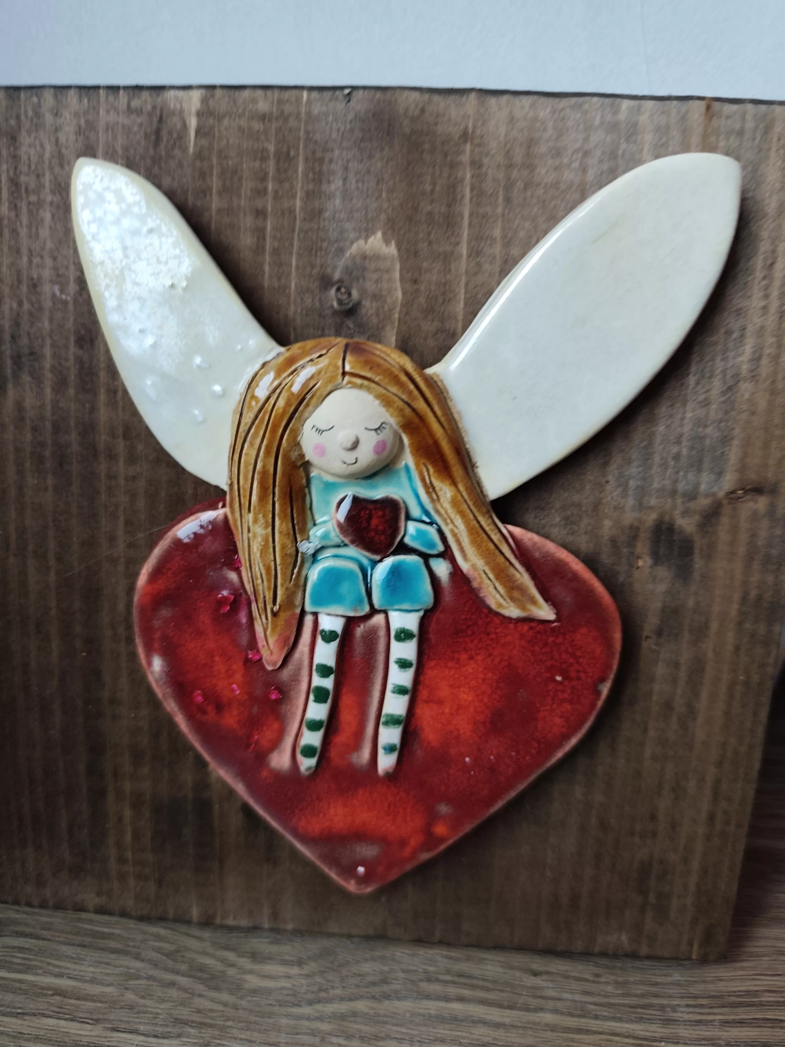aniołek ceramiczny na desce