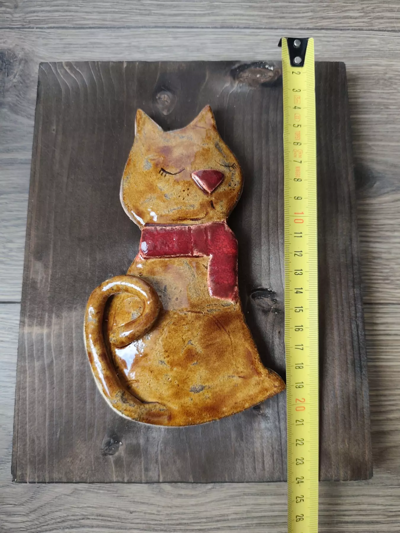 kot ceramiczny na postarzanej desce