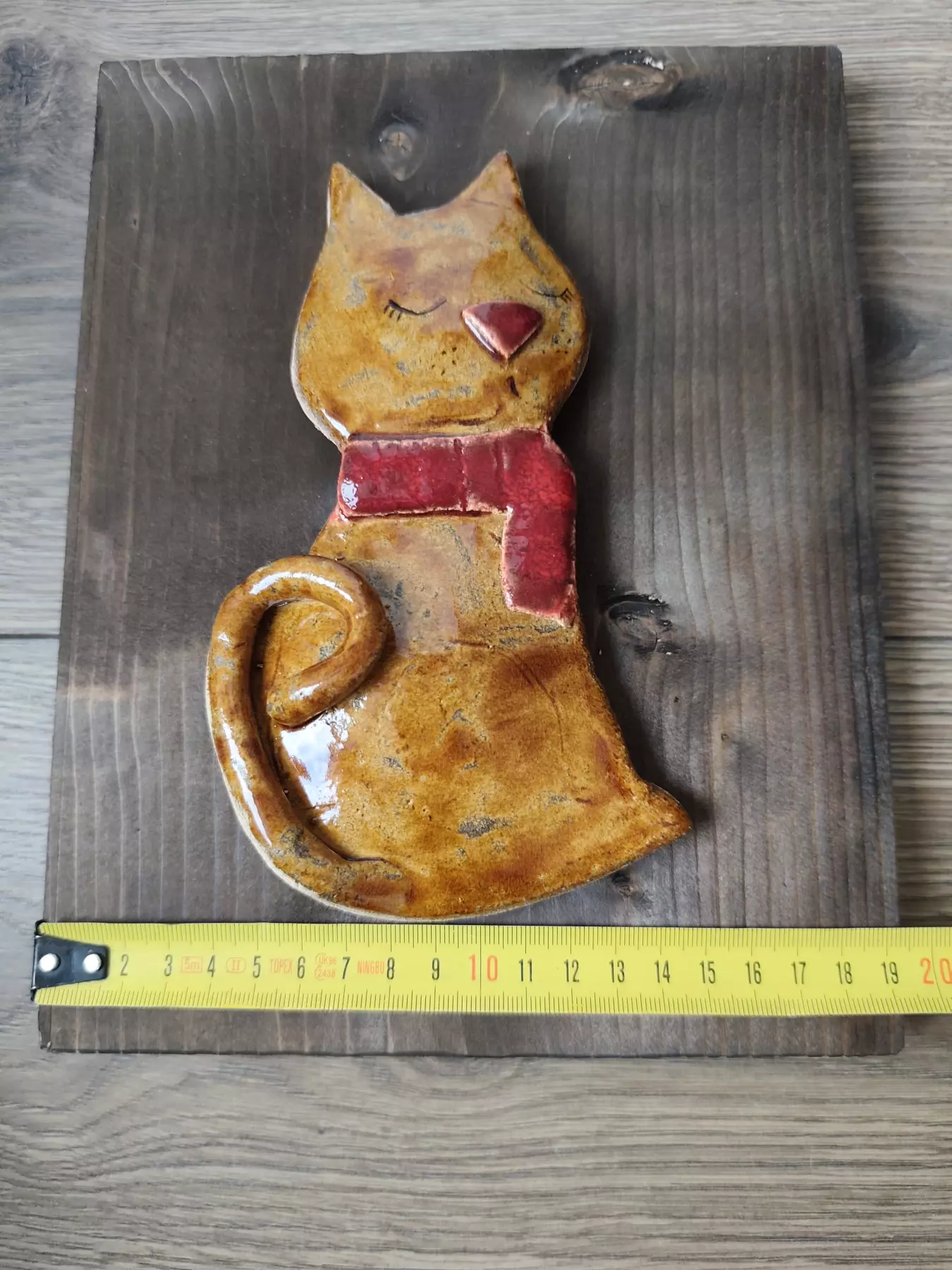 kot ceramiczny na postarzanej desce