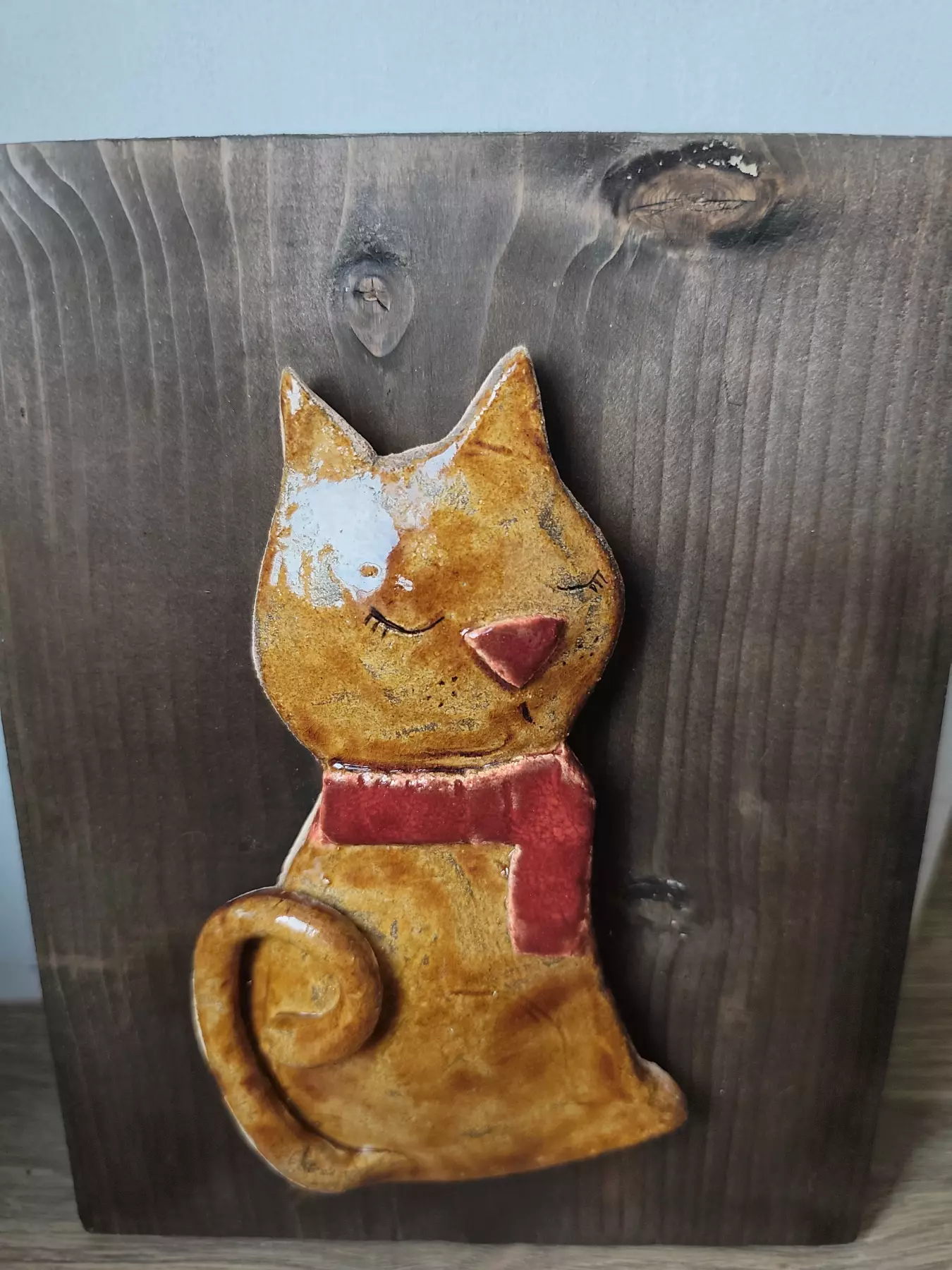 kotek ceramiczny na desce