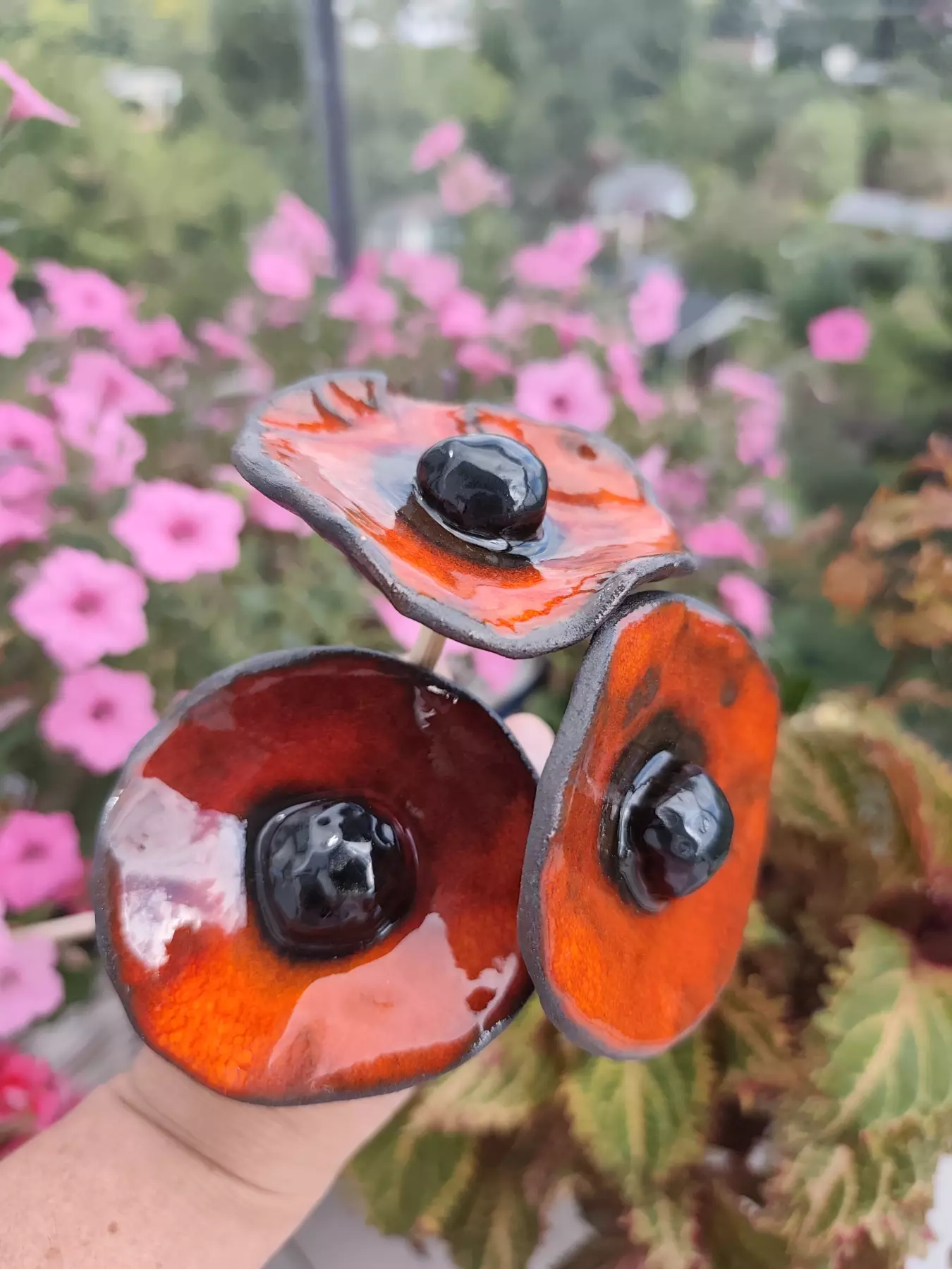 kwiaty ceramiczne na drewnianym kijku